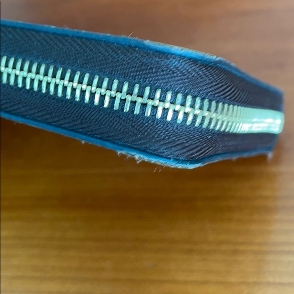 Louis Vuitton - Picture 2 of 12